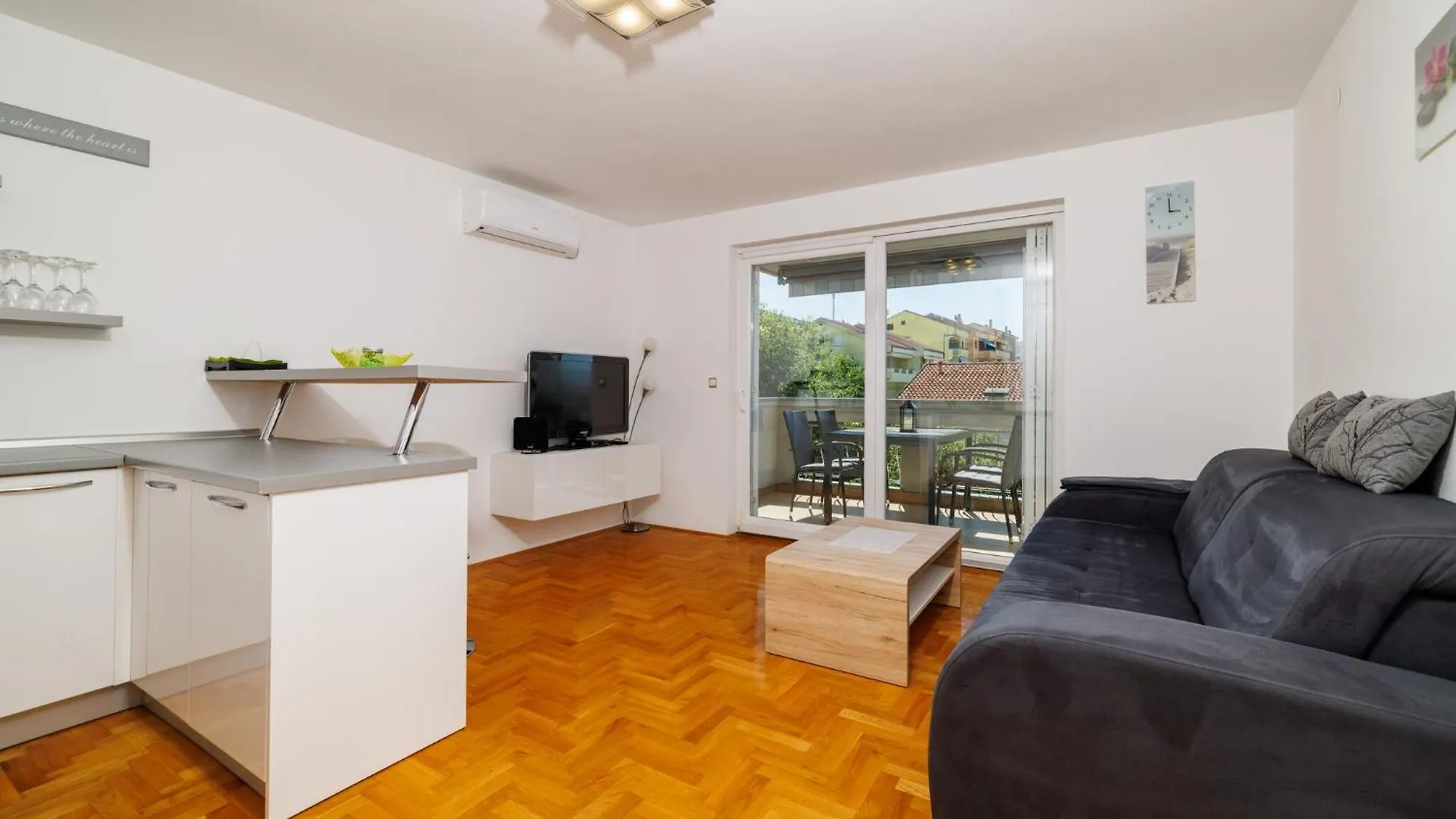 Lucia Apartment Crikvenica 0*,